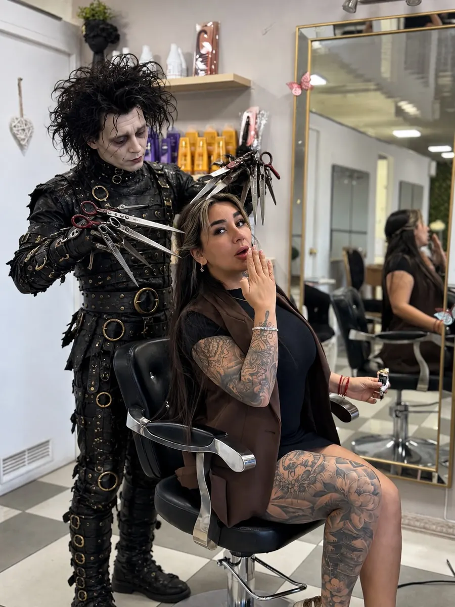 Personaje de Halloween atendiendo a una clienta en el salón